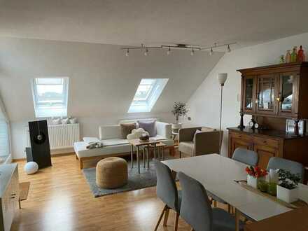 Geschmackvolle Dachgeschosswohnung mit zwei Zimmern sowie Balkon und EBK in Ulm-Böfingen