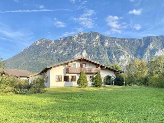 Attraktives 1-2-Familienhaus in unverbaubarer Aussichtslage von Inzellmit herrlichem Bergblick