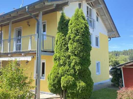 Attraktive Haushälfte mit schönem Garten in sonniger Ortsrandlage/nur 3 km vom Chiemsee entfernt