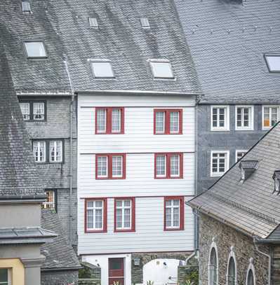 Gepflegtes Zwei-Familien-Stadthaus mit schönem Fernblick