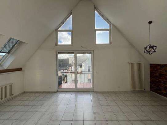 Esslingen-Oberesslingen: 3,5-Zimmer DG Maisonette Wohnung mit Balkon und Terrasse