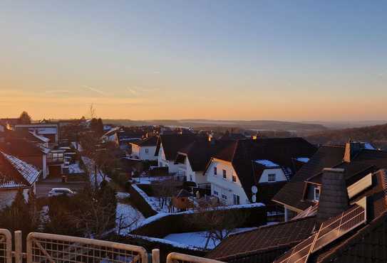 Charmante Dachgeschosswohnung mit Weitblick über den Hunsrück, Balkon und EBK in Emmelshausen