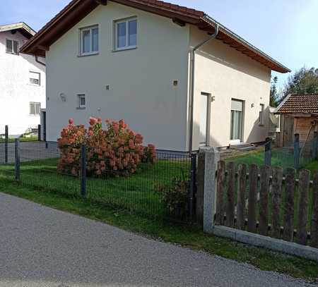 Freistehendes Einfamilienhaus mit großem Garten, Garage, Carport, Stellplatz