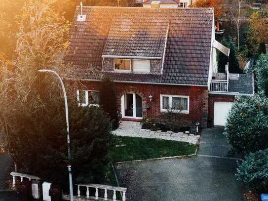 Freistehendes Zweifamilienhaus mit großem Baugrundstück in bester Lage von Mönchengladbach-Windberg