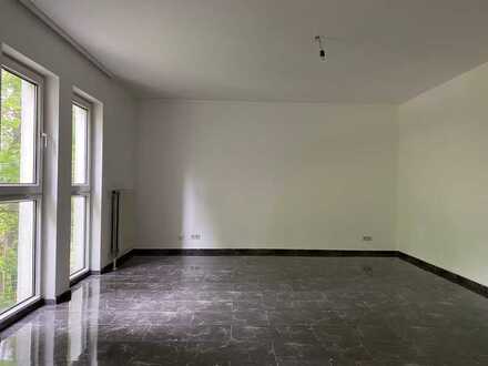 Helle Familienwohnung mit Balkon am Britzer Garten!