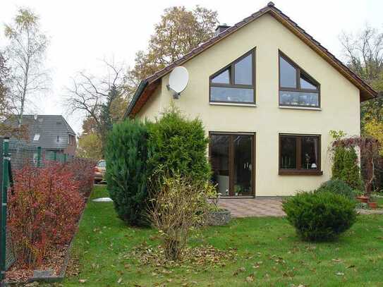 Einfamilienhaus mitten im Grünen und großem Gartenhaus