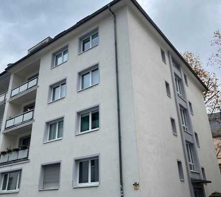 TOP LAGE! Renovierungsbedürftige Hochparterre-Wohnung mit Balkon!