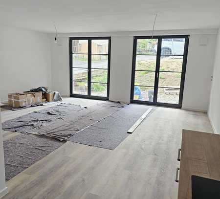 Erstbezug mit Balkon und EBK: Geschmackvolle 4,5-Zimmer-Wohnung mit geh. Innenausstattung