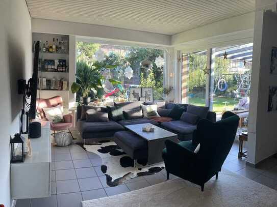 Modernisierter halb freistehender Bungalow mit großem Garten in Düsseldorf