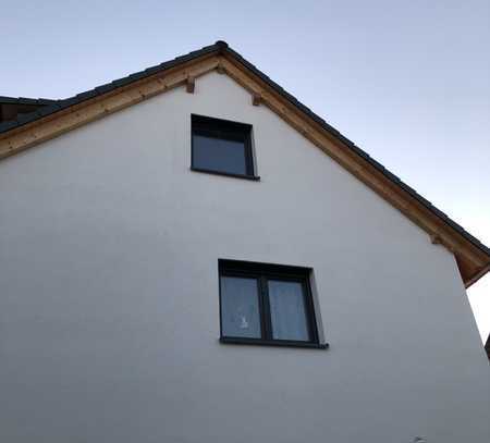 Vollständig renovierte Maisonette-Wohnung mit drei Zimmern sowie Balkon und EBK in Steinenbronn