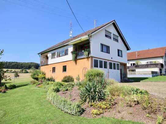 Zweifamilienhaus mit großer Garagenhalle in traumhafter Naturlage