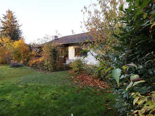 BUNGALOW IM HERBSTLAUB