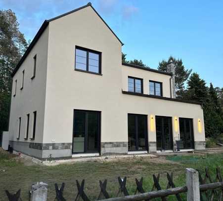 Modernes Farmhouse im amerikanischen Stil auf idyllischem Waldgrundstück