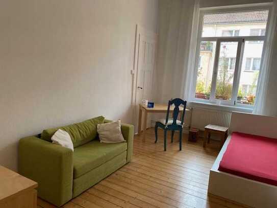 möbliertes, helles Zimmer in Altbauwohnung