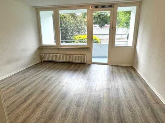 * EINFACHES Haus aber SCHÖN RENOVIERT * Balkon * NUR FÜR 1 PERSON * offene Küche *