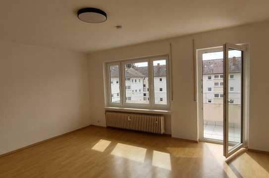 Stilvolle, gepflegte 1,5-Zimmer-Wohnung mit Balkon und EBK in Singen (Hohentwiel)