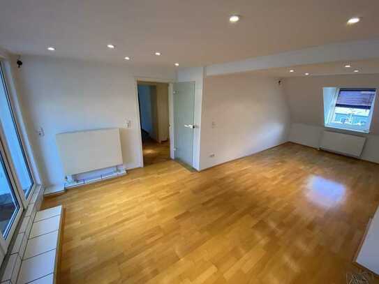 Attraktive 3-Zimmer-Wohnung mit Einbauküche und Balkon in 50679, Köln