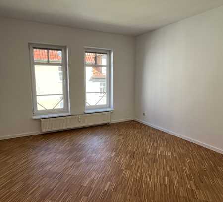 schöne 2 Zimmer Wohnung mit neuen Parkettboden