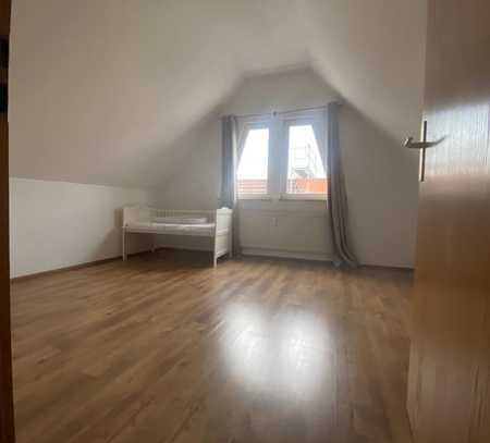 Attraktive 2-Zimmer-DG-Wohnung mit Balkon und Küche in Salach