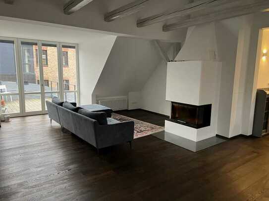 Luxus 2-Zimmer-Dachgeschosswohnung mit Balkon, Kamin, Klimaanlage und EBK in Potsdam