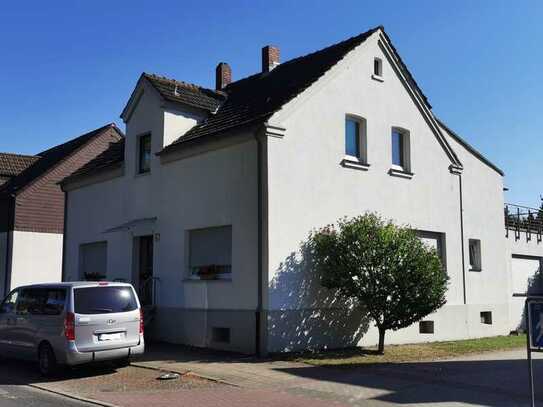 Schöne Obergeschoss-Wohnung mit Balkon im Zweifamilienhaus