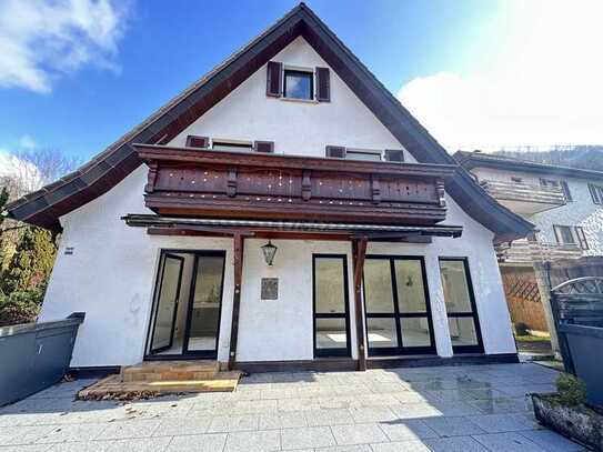 Handwerkerherzen schlagen hier höher! Haus mit viel Fläche, schönem Ausblick und 3 Garagen zum Sanie