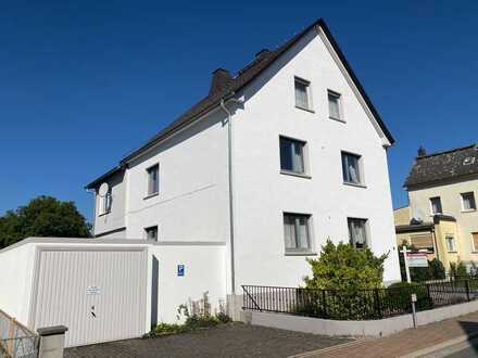 Gepflegtes Zweifamilienhaus mit großem Grundstück