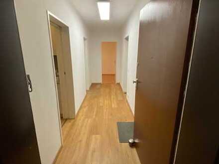 Geschmackvolle, gepflegte 3-Zimmer-Penthouse-Wohnung mit Dachterrasse und Einbauküche in Königsbrunn