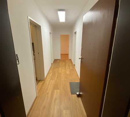 Geschmackvolle, gepflegte 3-Zimmer-Penthouse-Wohnung mit Dachterrasse und Einbauküche in Königsbrunn