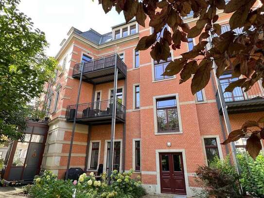 * großzügige Altbauwohnung in Bestlage Nähe Waldpark m. Balkon, Kamin, Stuck u. Einbauschrank *