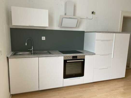 Renovierte 2 Zi.-Wohnung mit Küche inkl. neuer Designer-Einbauküche, Diele, Duschbad m. Fenster.