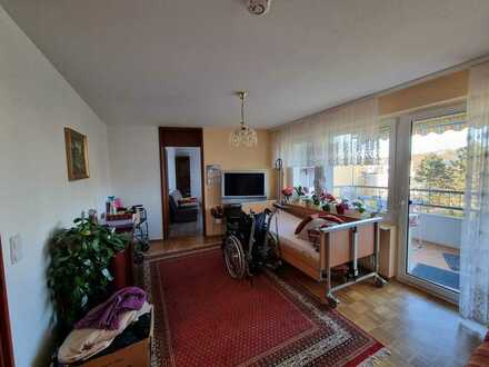 In Pforzheim: Gepflegte Wohnung mit zwei Zimmern, Balkon und Tiefgarage