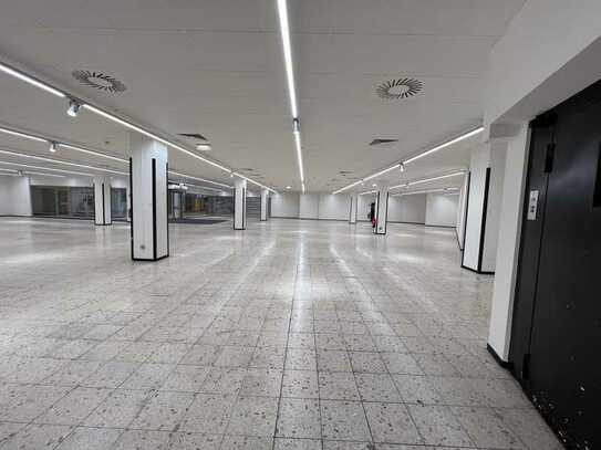 *** Super zentrale, 750 m² große Ladenfläche mit 500 m² Lager im Schloss Center - Fußgängerzone ***