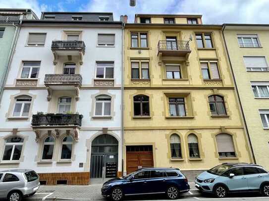 Erstbezug nach Sanierung: stilvolle 1,5-Zimmer-Altbauwohnung mit Einbauküche und Balkon