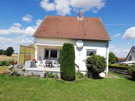 Haus mit Blick übers offene Feld