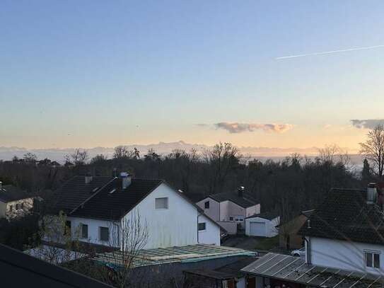 Neuwertige Wohnung mit drei Zimmern sowie Balkon und EBK in Meersburg