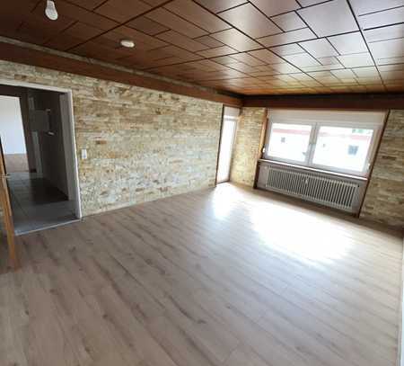 Neu modernisierte 2-Zimmer-Wohnung mit S-W Balkon und Keller in Pforzheim Würm.