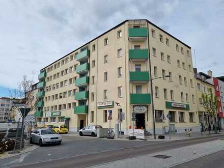 Top Lage: Renovierte und gepflegte 1 Zimmer-Wohnung mit Balkon im 4. OG