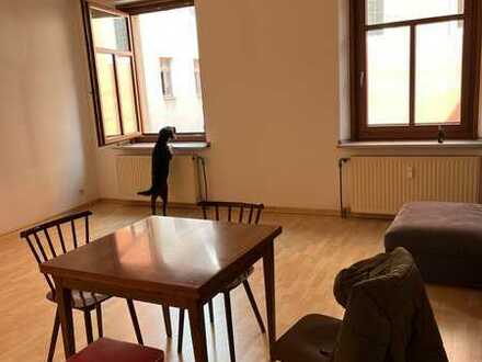 Entzückende Altbau Wohnung im Herzen der Altstadt, 2 Zimmer (WG fähig) teilmöbliert