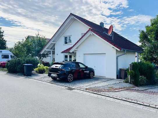 Helle und geräumige Büro- oder Praxisräume samt Terrasse und Stellplatz im Freien zu vermieten!