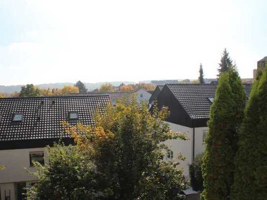 Sonnige, ruhige 1-Zimmer-Wohnung mit neuer Einbauküche und Balkon an Berufstätige in Böblingen