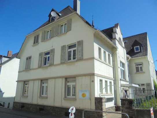 Sofort frei !! Altbau-Wohnung mit Balkon in Seitenstraße in Bingerbrück über dem Kindergarten