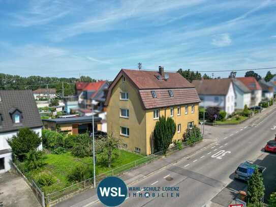 3-Familienwohnhaus mit großer Garage und Garten. Perfekt als Mehr-Generationen-Haus geeignet.