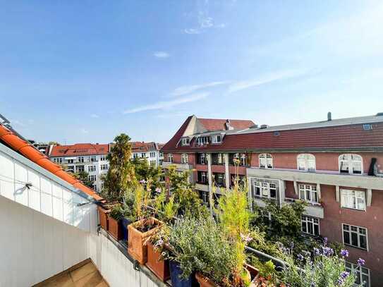 Bezugsfrei: Großzügige, helle Dachgeschosswohnung mit Terrasse in der Hektorstraße