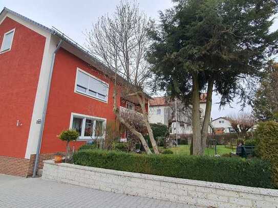 Sonnige moderne 5 - Zimmer Wohnung mit Balkon in ruhiger Lage, Nähe Scr Lage in Vilseck zu vermieten