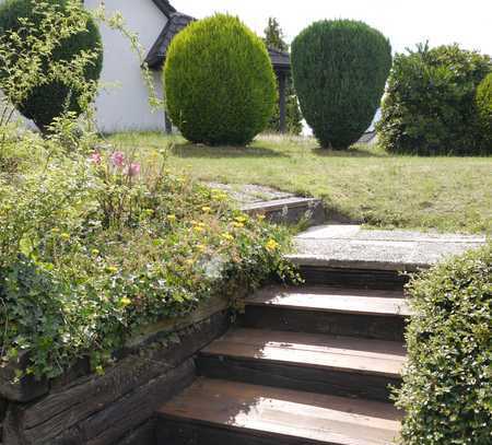 Schön aufgeteilte DG-Wohnung mit eigenem Gartenanteil