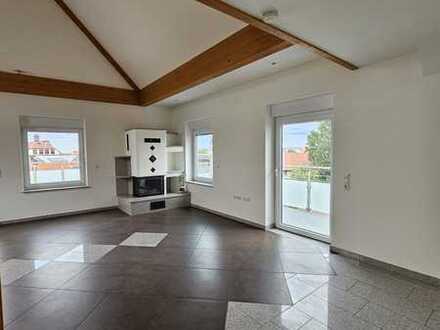 "Besonderes Immobilienangebot: Galerie-Penthouse mit Kamin, Terrasse, zwei Balkonen, 2x Stellplätze