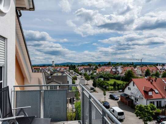 DG-Wohnung mit Panoramablick, offenem Giebel, Klimaanlage, Balkon, EBK, Aufzug, Tiefgarage