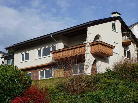 Kernsanierte 7 Zimmer Maisonette-Wohnung in Zweifamilienhaus mit Einbauküche, Öko-Strom und Garage