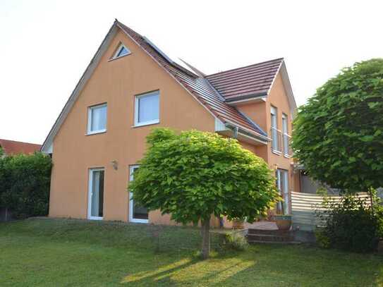 freistehendes Einfamilienhaus mit Carport und Einbauküche